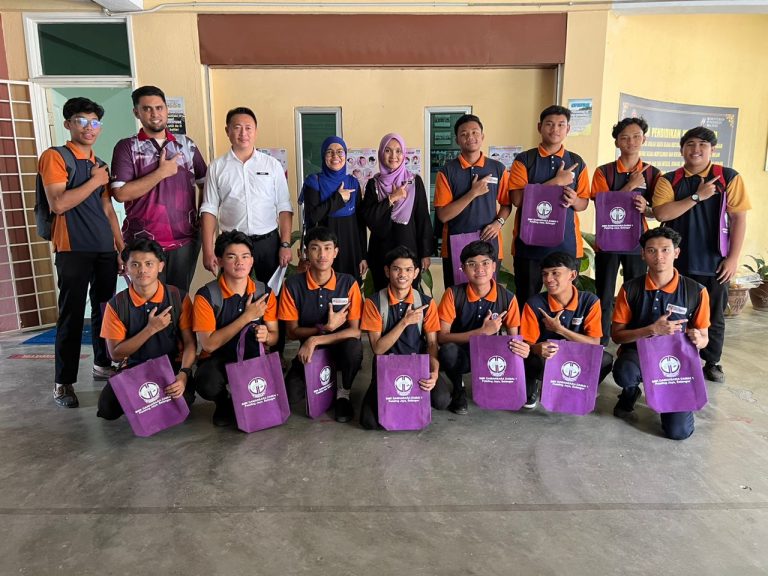 Program Khidmat Komuniti Menurunkan Unit Penghawa Dingin