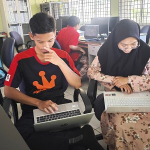 Pelajar sedang dalam proses berbincang dan bekerjasama dalam membangunkan laman web.